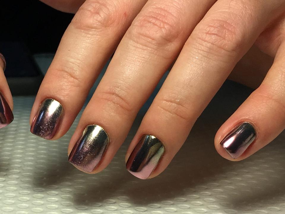 trendy silver mirror manicure