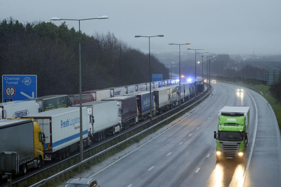 Numerosos camiones esperan a la reapertura del Eurotúnel. (Steve Parsons/PA via AP)