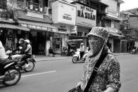 The street is an eternal spectacle for European eyes .... The Vietnamese don't like to tan. They like their face to remain white. Often they cover their arms and wear gloves, regardless of the outside temperature.By: louis.foecy.fr