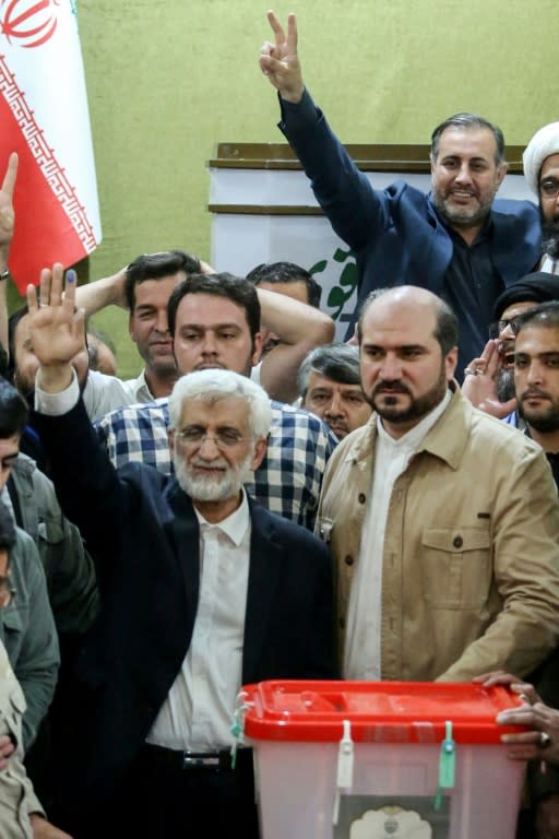 Le candidat ultraconservateur à la présidentielle iranienne, Saïd Jalili (G), le 5 juillet 2024, dans un bureau de vote de Téhéran (RAHEB HOMAVANDI)