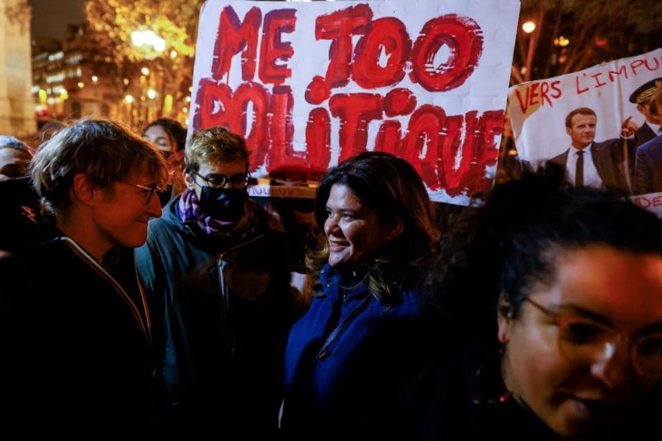 La conseillère de Paris et militante féministe Alice Coffin aux côtés de l'avocate Raquel Garrido au cours d'une manifestation contre les violences faites aux femmes le 25 novembre 2021. - Thomas Samson