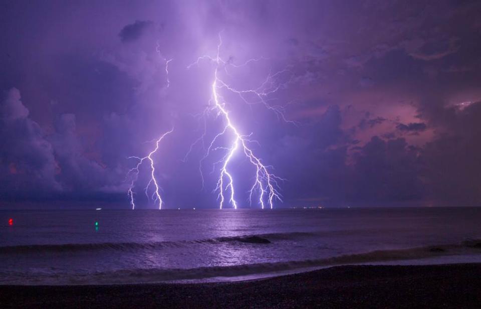 中央氣象局發布大雨特報，對流雲系發展旺盛，易有短延時強降雨。(黃子明攝)