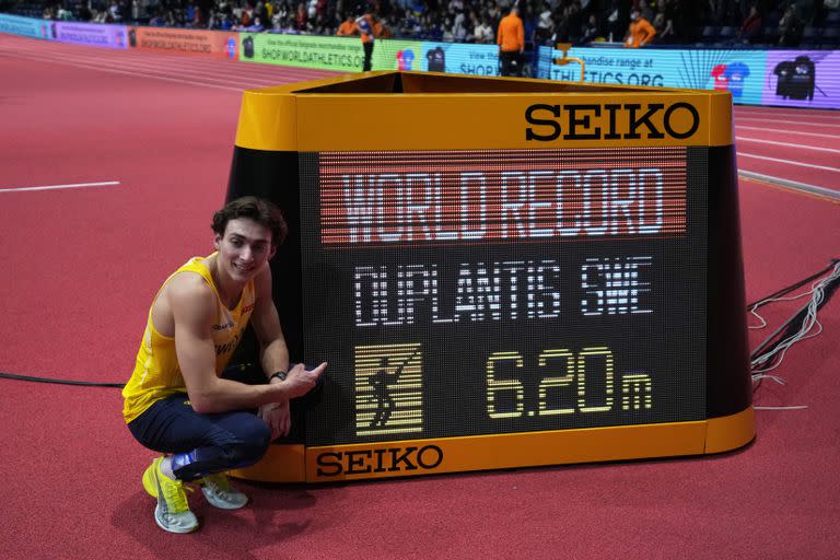 Armand Duplantis cuando estableció la marca mundial bajo techo: 6,20m