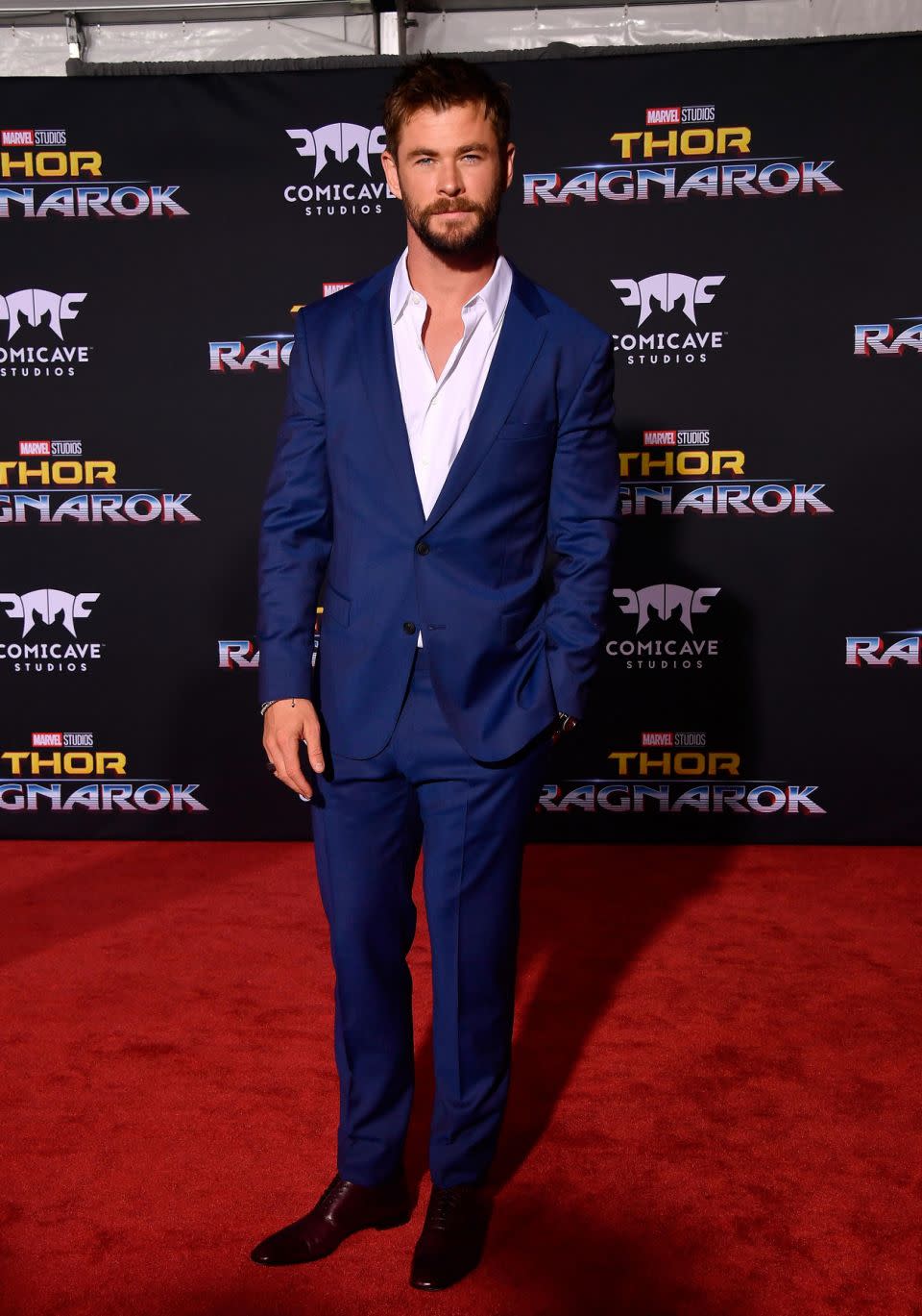 The former Home and Away star oozed sex appeal in a blue suit, and ditched his long Thor locks for a neat, dark hairstyle. Source: Getty