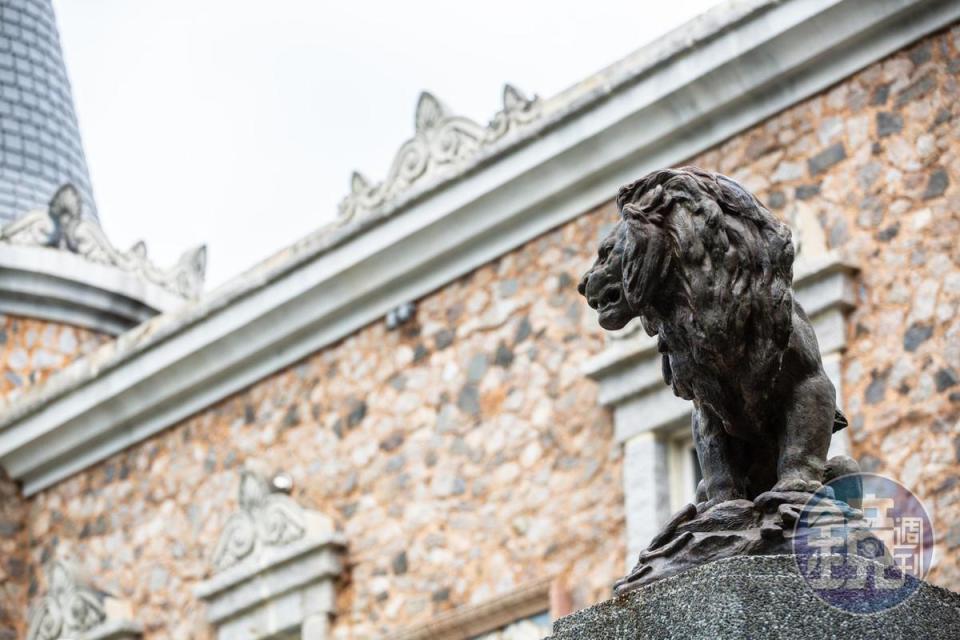 花園立柱上，矗立購自歐洲的19世紀鐵獅子。