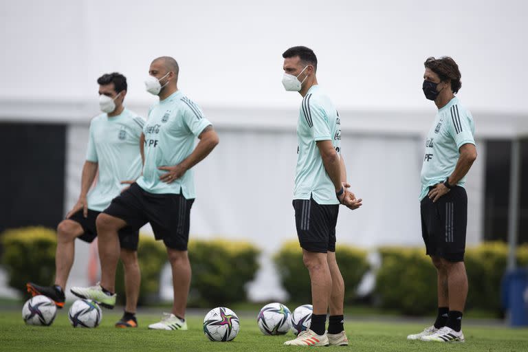 Lionel Scaloni junto a parte de su cuerpo técnico durante el entrenamiento de este miércoles de cara al duelo ante Chile