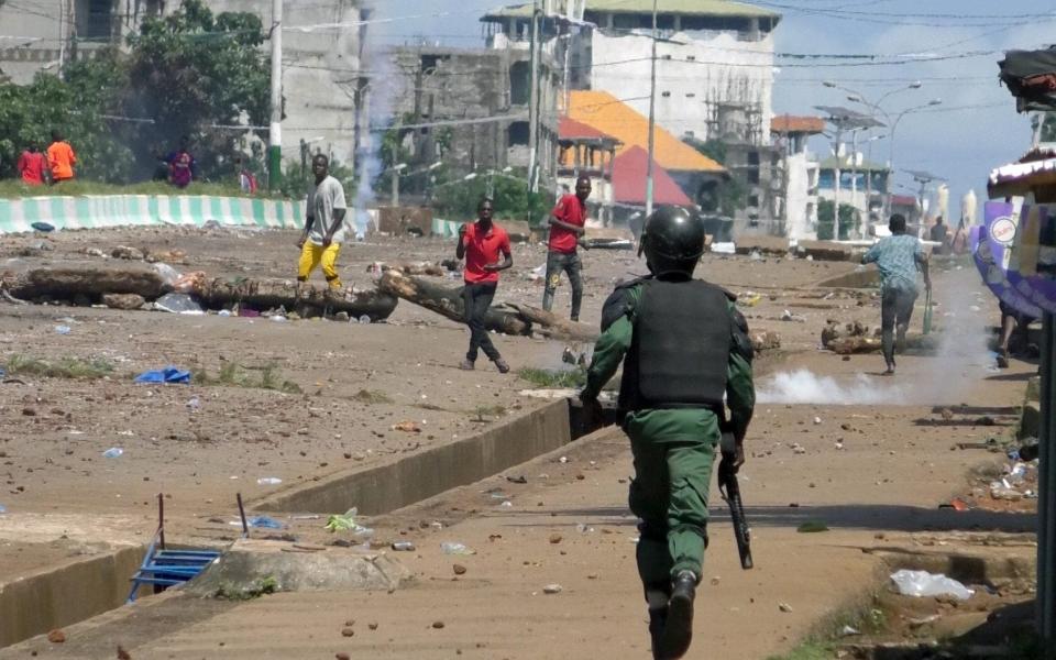 Supporters of the main opposition leader Cellou Dalein Diallo of UFDG party clash with security forces after results - Reuters