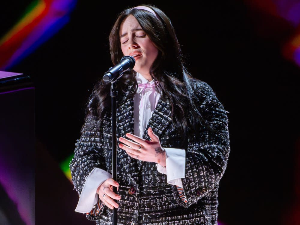 Billie Eilish performt bei einem Auftritt im Rahmen der Oscar-Verleihung 2024 auf der Bühne. (Bild:  ddp/CAMERA PRESS/ED/JL/A.M.P.A.S.)