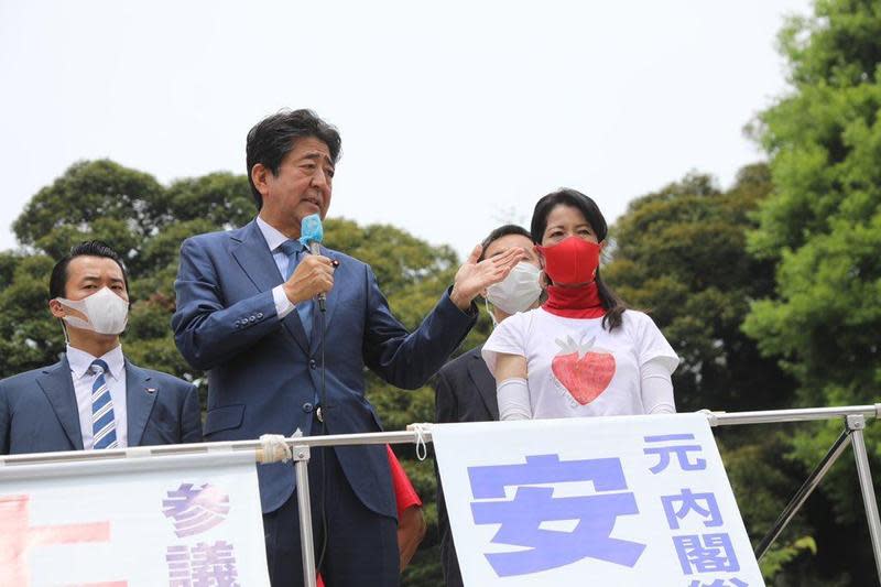 日本前首相安倍晉三今（8）傳出在奈良進行街頭演講時遭槍擊，目前送往醫院急救中。（翻攝推特）