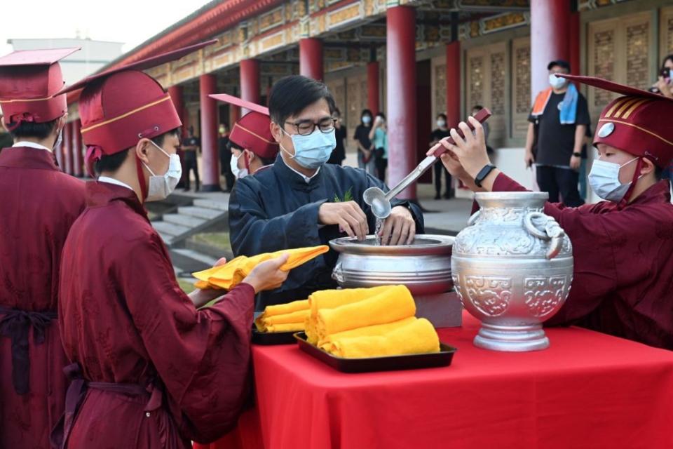 紀念至聖先師孔子二五七二週年誕辰，陳其邁昨擔任釋奠典禮正獻官。　（記者王正平翻攝）