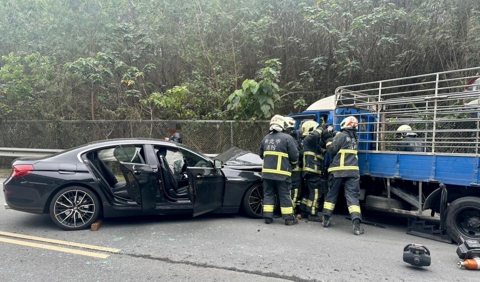 消防人員破壞車體救出受困貨車駕駛。（圖／翻攝畫面）