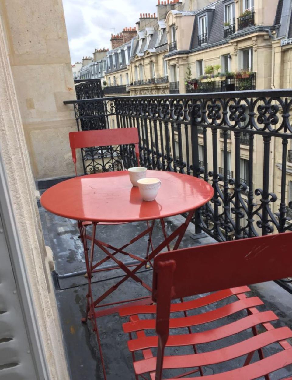 Avant : un balcon parisien végétalisé