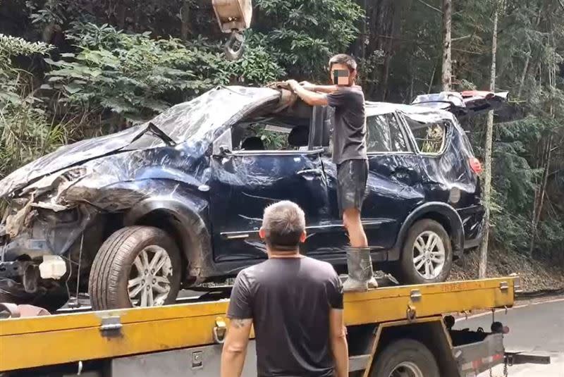 休旅車遭撞擊墜落山谷。（圖／翻攝畫面）