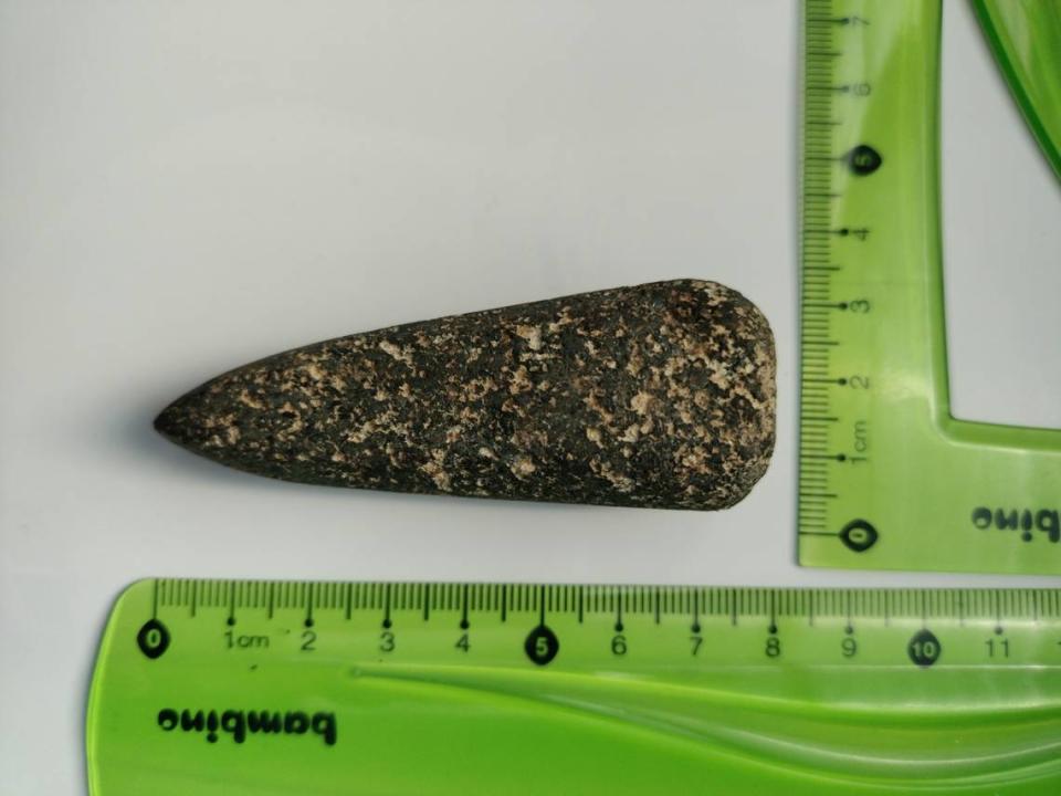 The stone hatchet fragment found in Biłgoraj.