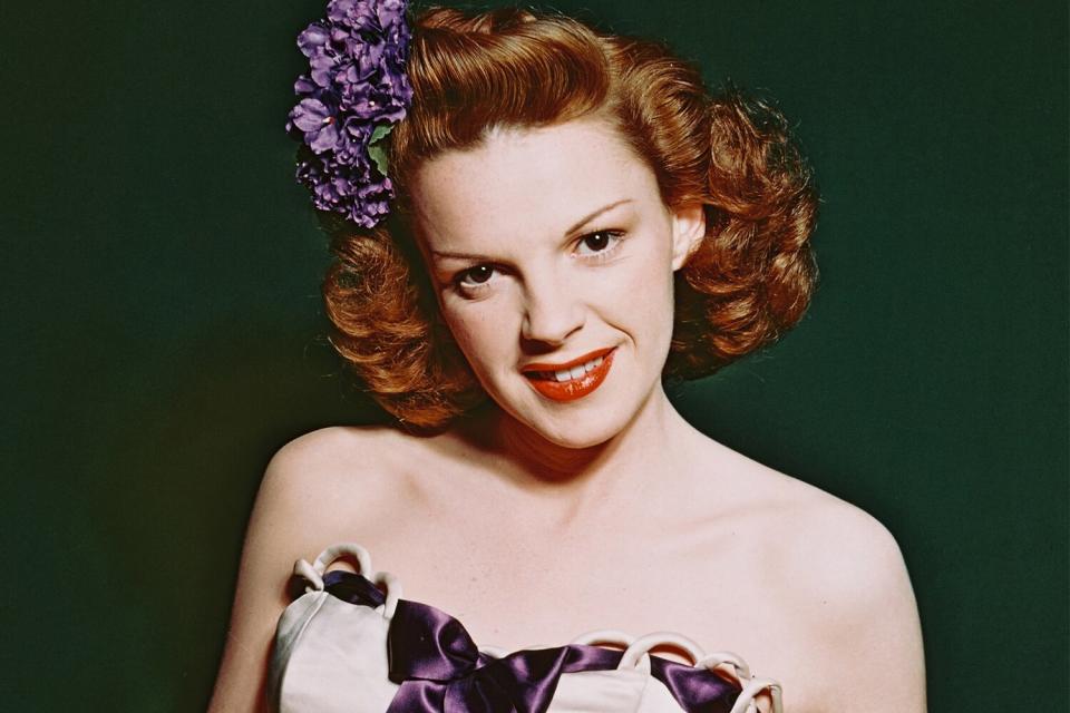 American actress and singer Judy Garland (1922 - 1969), circa 1945. (Photo by Silver Screen Collection/Hulton Archive/Getty Images)