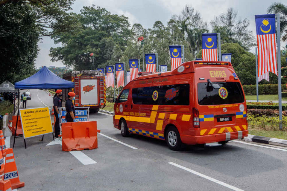 Police guard the entrance to Parliament, July 29, 2021. — Picture by Shafwan Zaidon