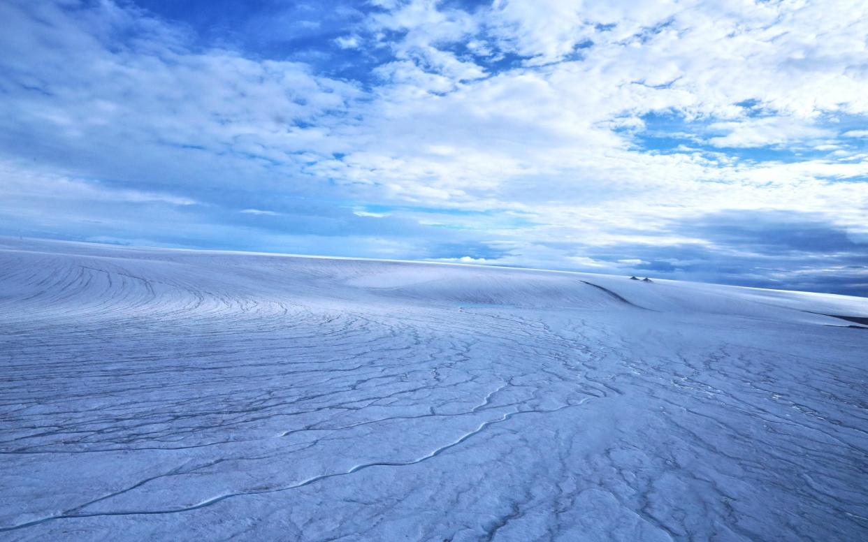 The western edge of the Devon ice cap on the Canadian Arctic Archipelago. The similarity between many Martian valleys and the subglacial channels on Devon Island in the Canadian Arctic motivated the authors to conduct their comparative study. -  Grau Galofre/ASU