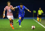 Football Soccer - Croatia v Ukraine - 2018 World Cup Qualifiers European Zone - Maksimir arena, Zagreb, Croatia - 24/03/17. Ukraine's Yevhen Konoplyanka and Croatia's Tin Jedvaj in action. REUTERS/Antonio Bronic