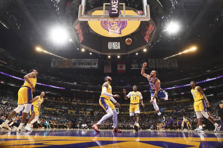 La NBA disparó sus ingresos hacia lo más alto y superó los 10 mil millones de dólares; un espectáculo que crece de la mano de estrellas como las que disputan este clásico entre Golden State Warriors y Los Ángeles Lakers, en California