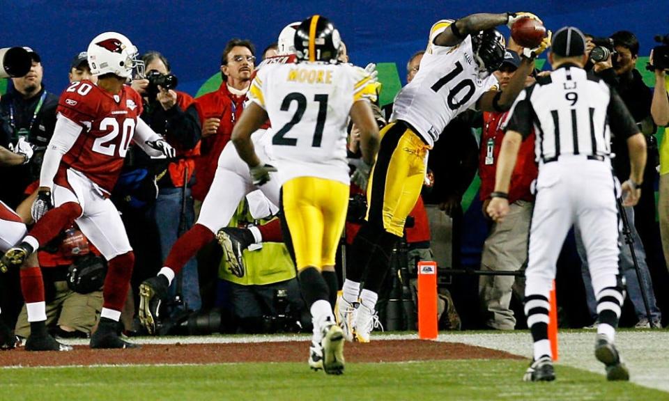 Santonio Holmes of the Steelers catches the game-winning 6-yard touchdown pass in the fourth quarter against the Cardinals during Super Bowl 43 on Feb. 1, 2009 in Tampa. (Photo by Kevin C. Cox/Getty Images)