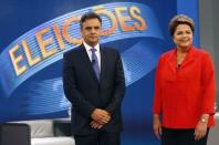 Presidential candidates Aecio Neves of Brazilian Social Democratic Party (PSDB) and Dilma Rousseff of Workers Party (PT) pose before a television debate in Rio de Janeiro October 24, 2014. REUTERS/Ricardo Moraes