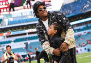 Les célébrités l’attendent chaque année. Hier soir, le Sun Life Stadium de Floride accueillait la finale de la National Football League, plus connue sous le nom de Super Bowl. En plus d’être un événement sportif réunissant les deux équipes les plus performantes du pays, cette compétition est l’un des spectacles les plus courus de l’année.Dimanche 2 février, la chanteuse Demi Lovato, dont c’était le retour sur scène lors des Grammy Awards la semaine dernière, ouvrait le Super Bowl avec le chant de l’hymne national. Un moment toujours très émouvant et solennel dont les Américains raffolent. À la mi-temps, la traditionnelle performance musicale était cette année assurée par les deux chanteuses mondialement connues : Jennifer Lopez et Shakira. Pour ces quelques minutes de show enflammé, l’artiste colombienne Shakira a repris ses tubes les plus marquants, suivie par son acolyte américaine d’origine portoricaine. Cette mi-temps a également été rythmée par un hommage vibrant au basketteur Kobe Bryant, disparu dimanche dernier avec sa fille, Gianna.Une sortie en famille pour Beyoncé et Jay-ZDe nombreuses célébrités américaines étaient présentes dans les tribunes lors de cette finale nationale. Parmi elles, la chanteuse Beyoncé, accompagnée de son mari, le rappeur Jay-Z, et de leur fille de huit ans, Blue Ivy. Le mannequin Emily Ratajkowski a également été aperçue sur le terrain, jamais très loin de son mari, le producteur de cinéma Sebastian Bear-McClard, qu’elle a épousé en 2018.L’acteur et humoriste américain Kevin Hart était également sur le terrain du Super Bowl, avec sa femme, le mannequin Eniko Parrish.Pour soutenir Jennifer Lopez, son fiancé, Alex Rodriguez, accompagné de sa fille, Ella Rodriguez, étaient présents. Chargé de réchauffer l’atmosphère avant le début du match, l’international DJ Khaled faisait lui aussi partie des célèbres spectateurs de l’événement sportif.