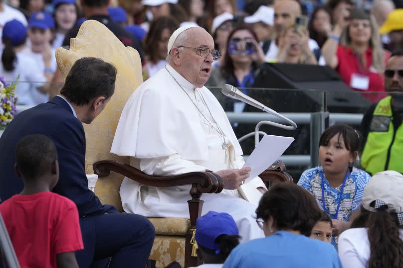 El Papa leyendo en el Día Mundial del Niño