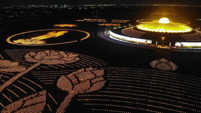 Vista aérea de velas encendidas para conmemorar el día de Visakha Bucha o el día de Vesak en el templo budista Wat Dhammakaya en el afueras de Bangkok