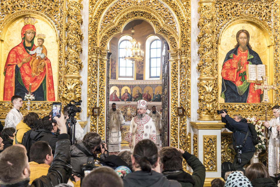 Fieles en el enorme monasterio Kyiv-Pechersk Lavra, también llamado Monasterio de las Cuevas, en Kiev, Ucrania, el 12 de marzo de 2023. (Laetitia Vancon/The New York Times)