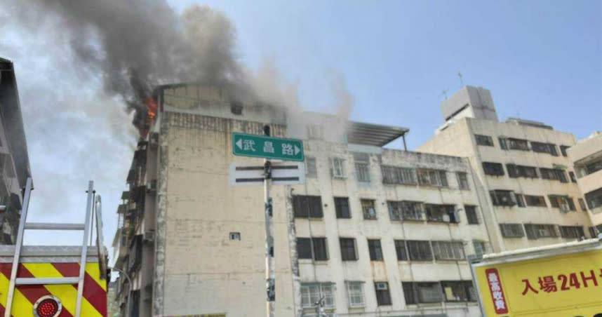 台中市北區陝西東五街一集合住宅，12日上午發生火警。（圖/民眾提供)