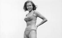 Bond-Girls im Bikini, die nächste: Honor Blackman in einer Szene aus "Goldfinger" 1964. (Bild: United Artist/Getty Images)