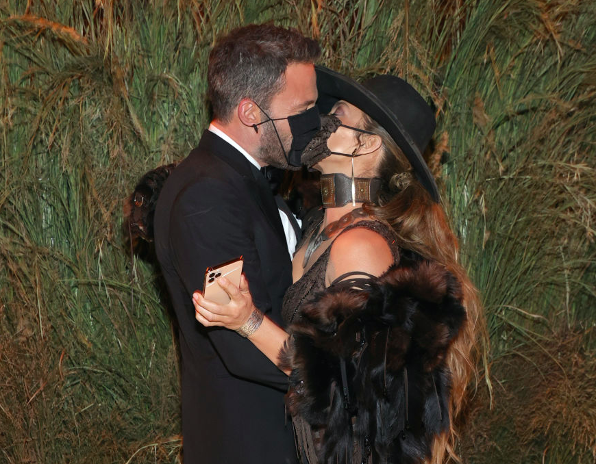 The couple put safety first before sharing a masked kiss at the Met Gala, 2021. (Getty Images)