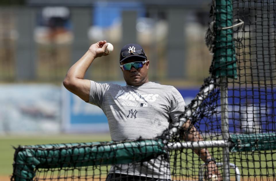 Julio Mosquera, manager del equipo panameño Astronautas de Chiriquí, lanza una pelota durante una sesión de entrenamiento en Ciudad de Panamá, el lunes 27 de enero de 2020. La nueva franquicia panameña se prepara con miras a su participación en la Serie del Caribe de Béisbol que se disputará en Puerto Rico entre el 1 y 7 de febrero. (Foto AP/Arnulfo Franco)