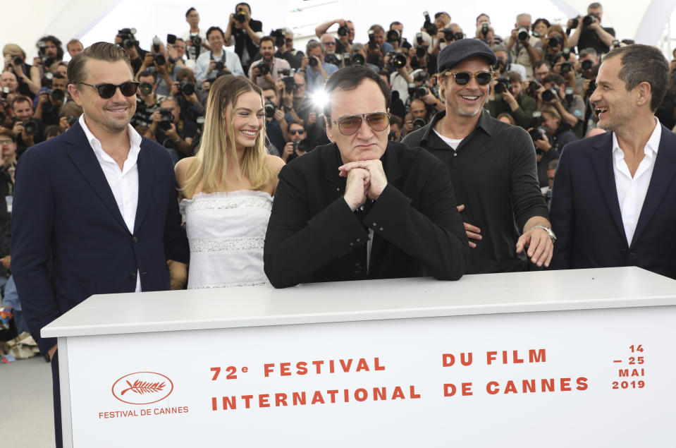 Los actores Leonardo DiCaprio y Margot Robbie, el director Quentin Tarantino, el actor Brad Pitt y el productor David Heyman, de izquierda a derecha, posan con motivo del estreno de "Once Upon a Time in Hollywood" en el Festival de Cine de Cannes, el miércoles 22 de mayo del 2019 en Cannes, Francia. (Foto por Vianney Le Caer/Invision/AP)