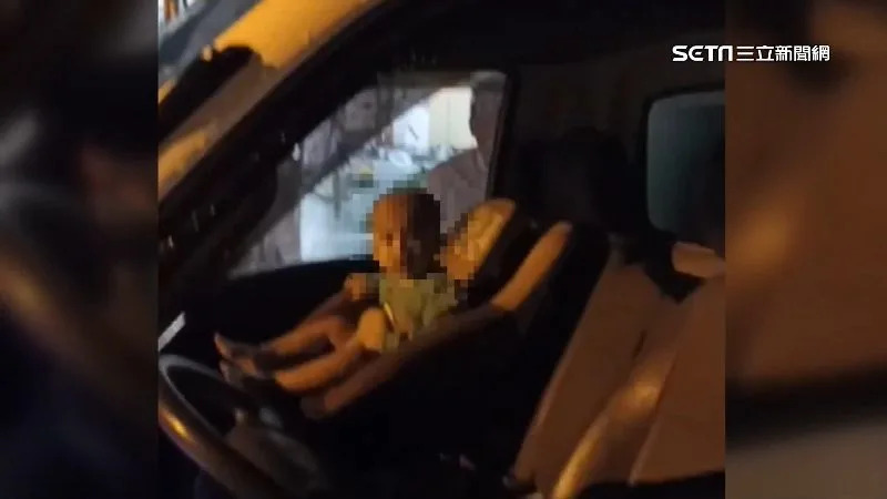 一名1歲半的女童被反鎖在車內，雖然有哭鬧但還好意識清楚。