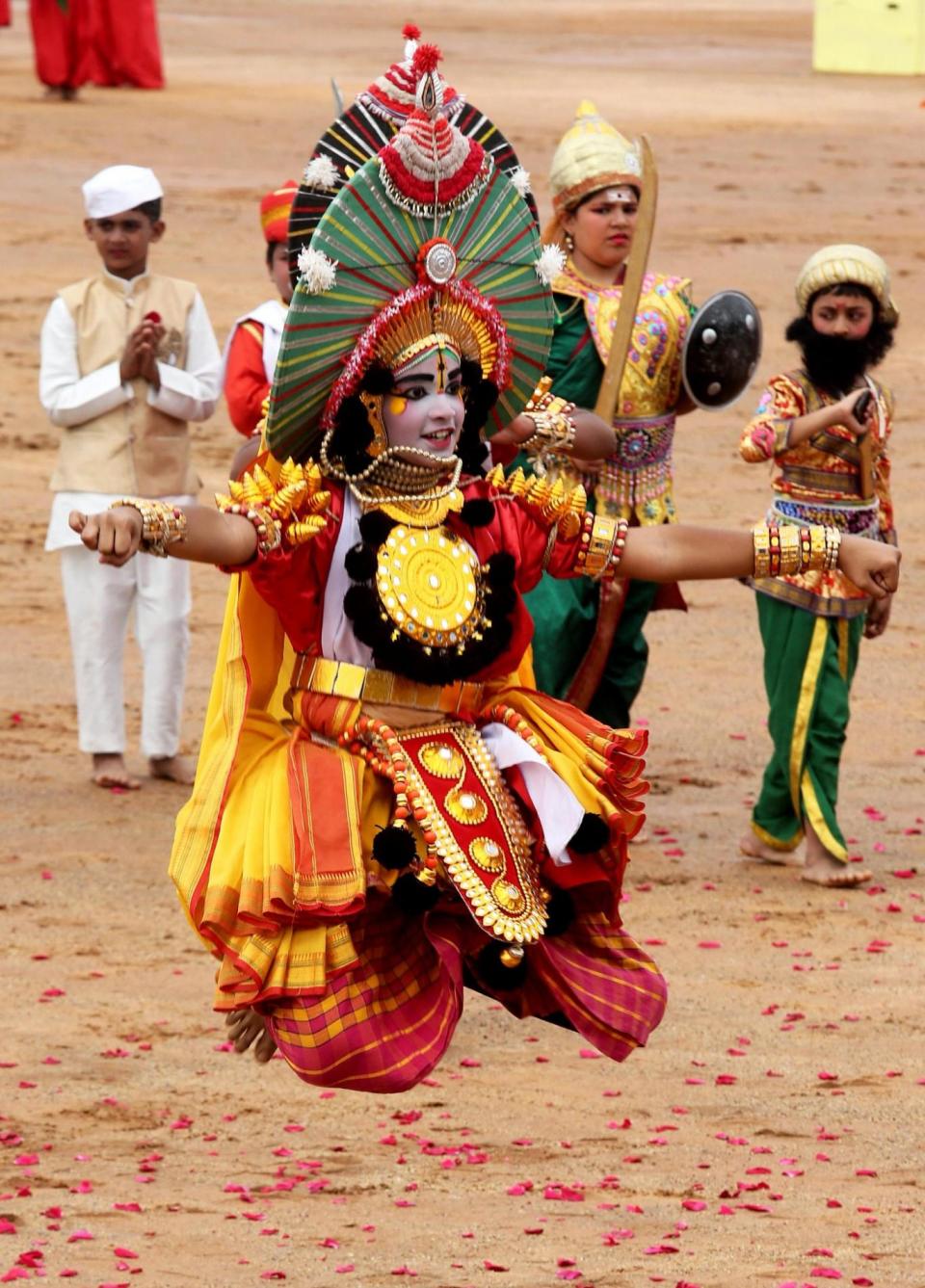 Indian students perform in a cultural program during the India's Independence Day celebrations in Bangalore (EPA)