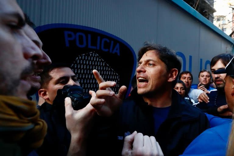 Axel Kicillof en la zona del vallado durante la manifestación en apoyo a la vicepresidenta Cristina Fernández de Kirchner.