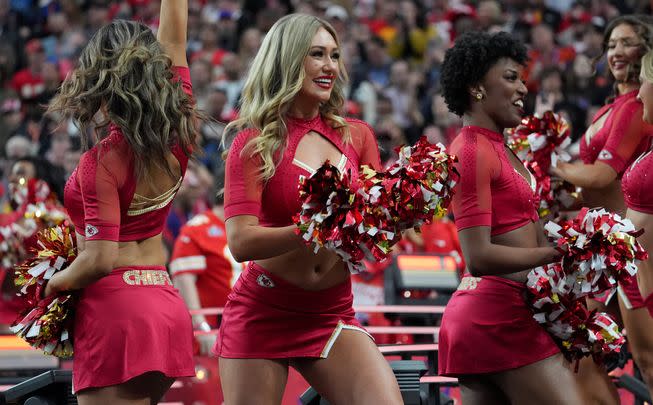 Chiefs Cheerleaders Shake It Up