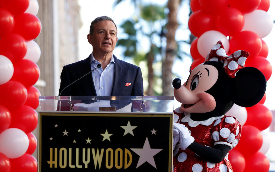 El presidente y director ejecutivo de The Walt Disney Company, Bob Iger, habla junto a Minnie Mouse en la inauguración de su estrella en el Paseo de la Fama de Hollywood en los Ángeles, California, EE. UU., 22 de enero de 2018. REUTERS/Mario Anzoni