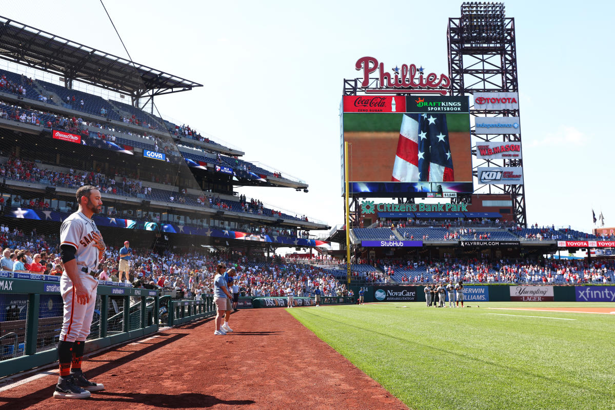 Giants manager Kapler pauses protest, stands for anthem on Memorial Day