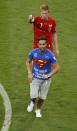 Belgium's Kevin De Bruyne gestures to a pitch invader to leave the field during their 2014 World Cup round of 16 game against the U.S. at the Fonte Nova arena in Salvador July 1, 2014. REUTERS/Ruben Sprich (BRAZIL - Tags: SOCCER SPORT WORLD CUP)