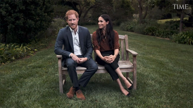 prince harry and meghan markle on bench in garden