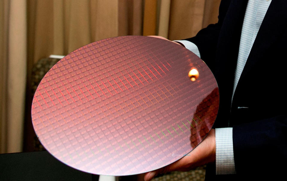 Intel has announced that, once again, mass production of its 10-nanometer