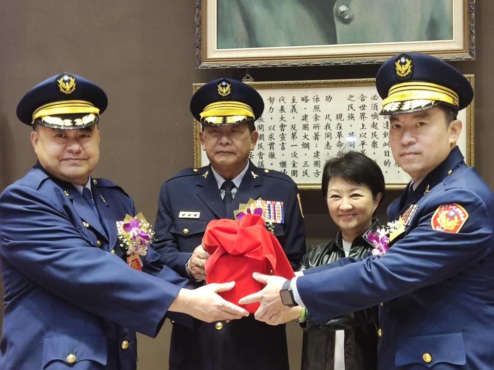 今(19)日臺中市長盧秀燕主持警察局卸、新任分局長及大隊長的布達交接典禮。(圖/記者謝榮浤翻攝)