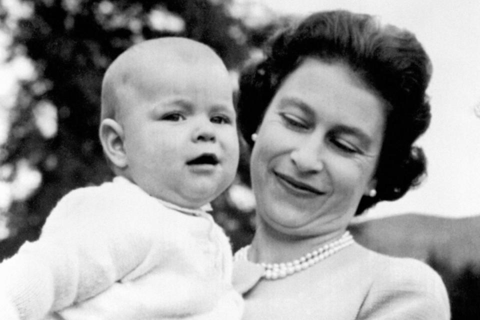 <p>El príncipe Andrés nació el 19 de febrero de 1960 en el londinense Palacio de Buckingham. Es el tercero de los cuatro hijos de la reina Isabell II y Felipe de Edimburgo. El príncipe Carlos (1948), la princesa Ana (1950) y el príncipe Eduardo (1964) completan la familia. Aquí vemos al <em>royal </em>en brazos de su madre en <a href="https://es.vida-estilo.yahoo.com/15-fotos-de-los-royals-en-balmoral-que-quizas-no-habias-visto-090746481.html" data-ylk="slk:Balmoral;outcm:mb_qualified_link;_E:mb_qualified_link;ct:story;" class="link  yahoo-link">Balmoral</a> (Escocia). (Foto: PA Images / Getty Images)</p> 