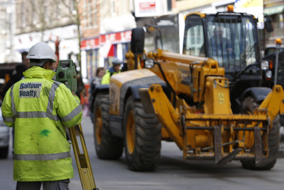 A man works on a construction site in Leicester, central England April 17, 2008. More than 100 companies, including Balfour Beatty, building British schools and hospitals are suspected of forming cartels to boost contract prices by millions of pounds, Britain's consumer watchdog said on Thursday.   REUTERS/Darren Staples   (BRITAIN)