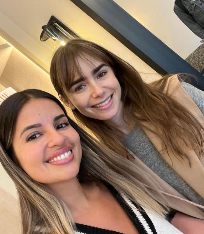 Natalia Osona junto a la actriz Lily Collins