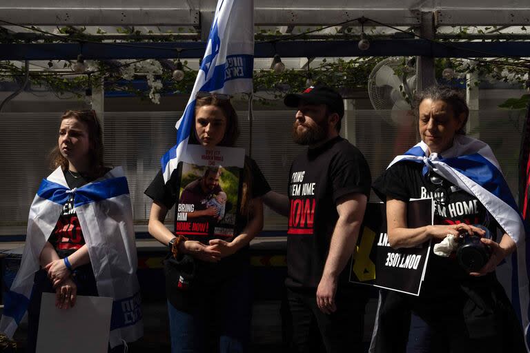 La gente sostiene carteles pidiendo el regreso de los rehenes en el quinto desfile del Día de Israel el 2 de junio de 2024 en la ciudad de Nueva York.