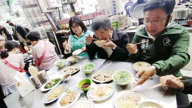 陳時中下午先到鎮天宮三王府廟口，陪李俊俋開講，晚間再到文化路夜市掃街、吃雞肉飯。( 呂妍庭攝）