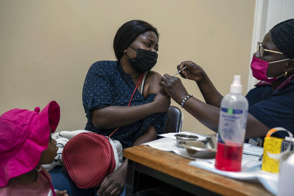 Una mujer recibe una dosis de la vacuna contra la COVID-19 en Johannesburgo, Sud&#xe1;frica, el martes 30 de noviembre de 2021. (Joao Silva/The New York Times)